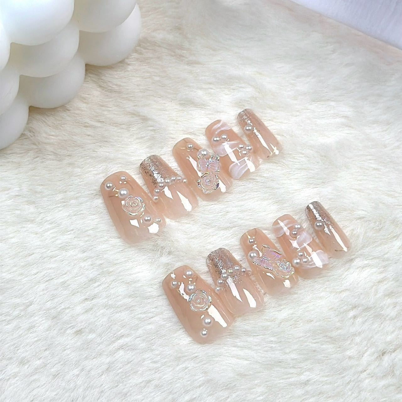 Kunstvolle Nagelset mit 3D-Blumen- und Schleifendetails Brehn