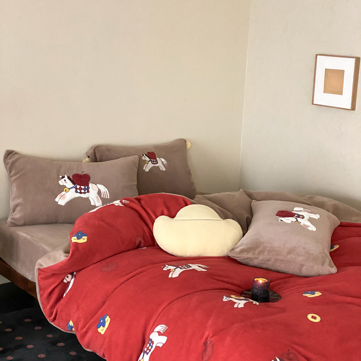 Kuscheliges Bettwäsche-Set aus Samt mit Pferde-Applikation