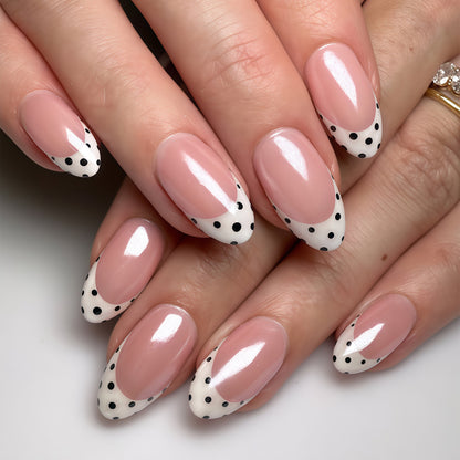 Kreatives Nageldesign Set mit Punkten und elegantem French Look Brehn
