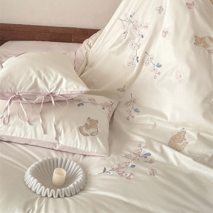 Elegante bestickte Bettwäsche-Garnitur aus Baumwollsatin mit Katzen‑ und Blumenmotiv Brehn