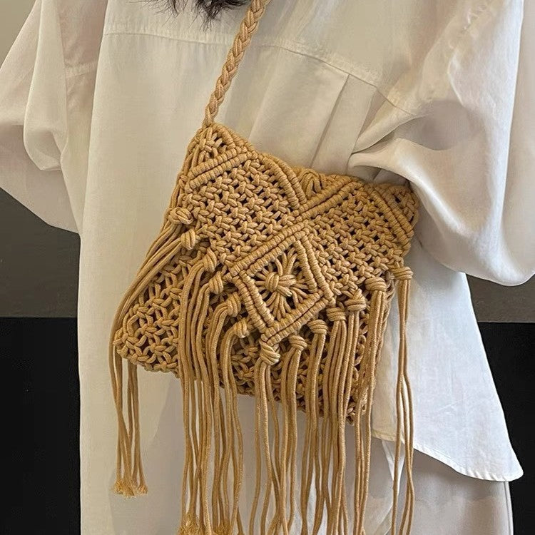 Makramee Schultertasche mit Fransigen Akzenten Brehn