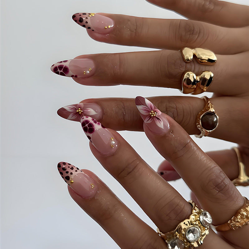 Kunstnagelset mit floralen und modernen Verzierungen Brehn