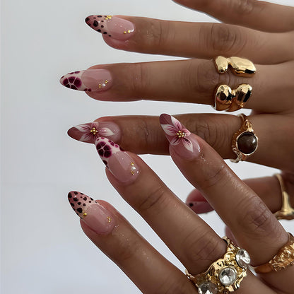 Kunstnagelset mit floralen und modernen Verzierungen Brehn
