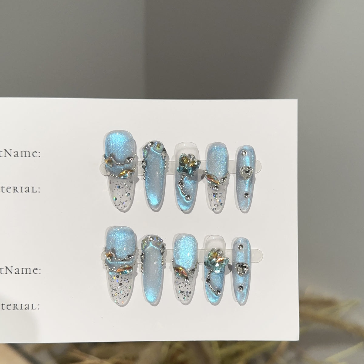 Glamouröse Press-On Nagelset mit funkelnden Akzenten