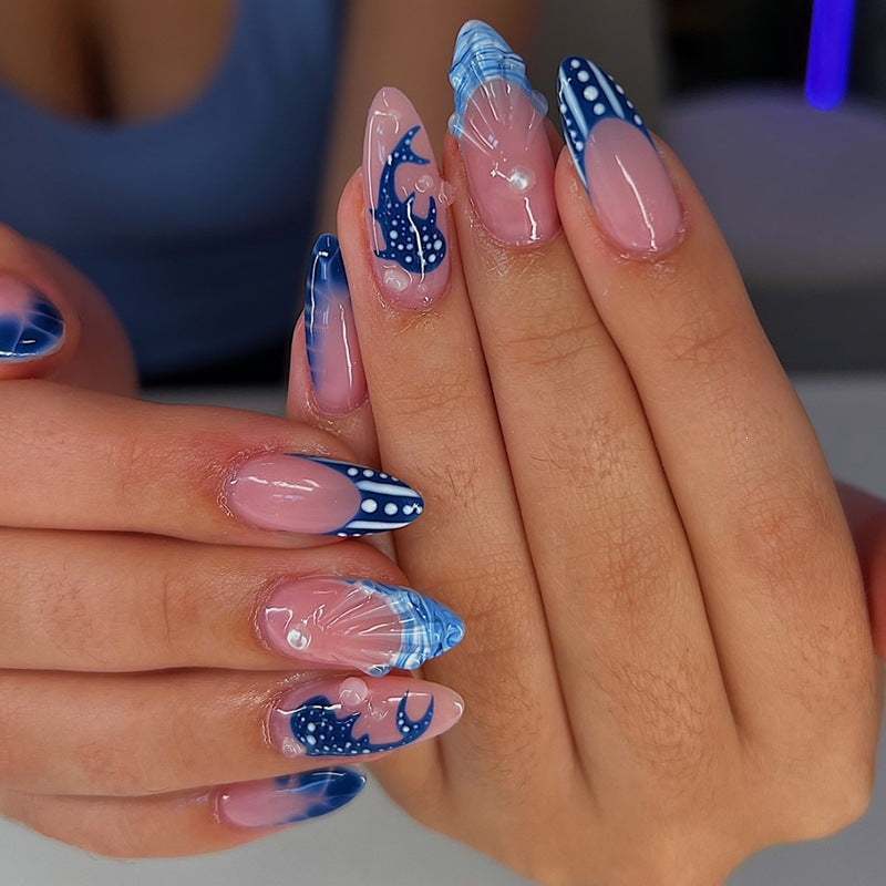 Kunstnagelset mit eleganten Designs und glamourösen Akzenten Brehn