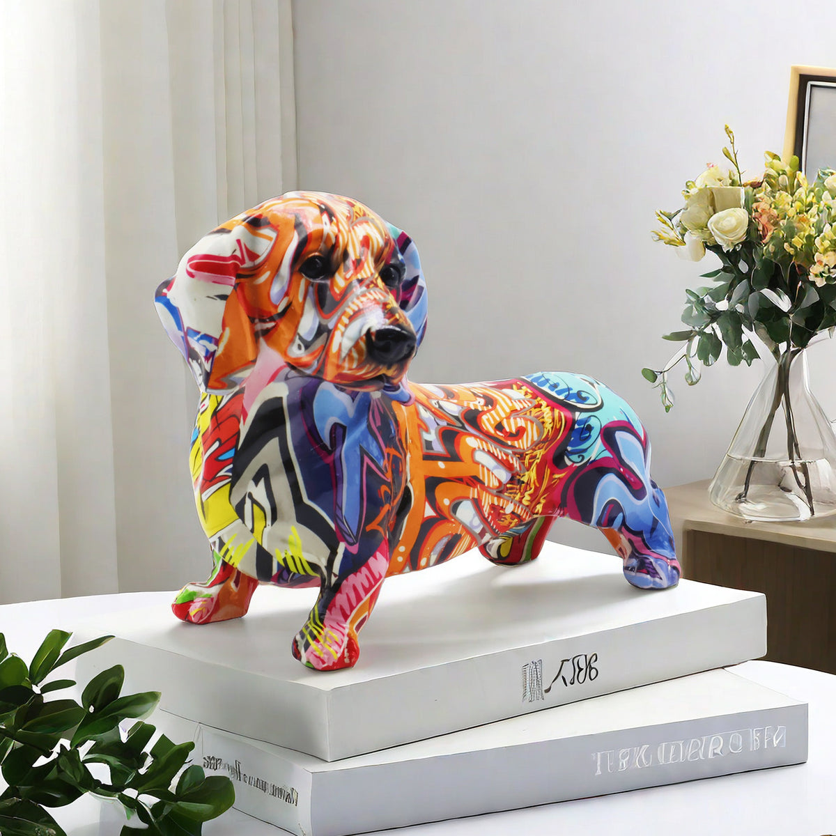 Bunte Dekofigur eines Dachshunds Brehn