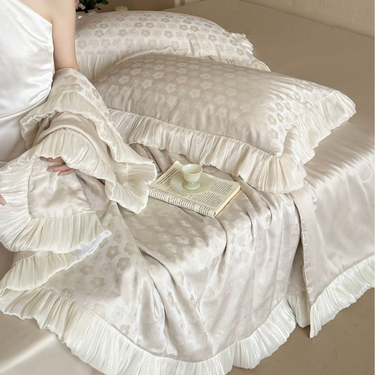 Satin-Steppbett-Set mit plissierten Volants und feiner Jacquard-Blumenstruktur