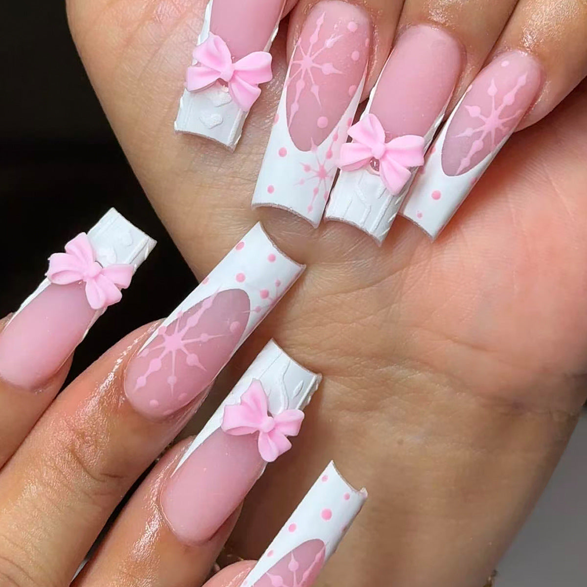 Künstliche Nagelspitzen mit Verspielten Schleifen und Schneeflocken Design Brehn