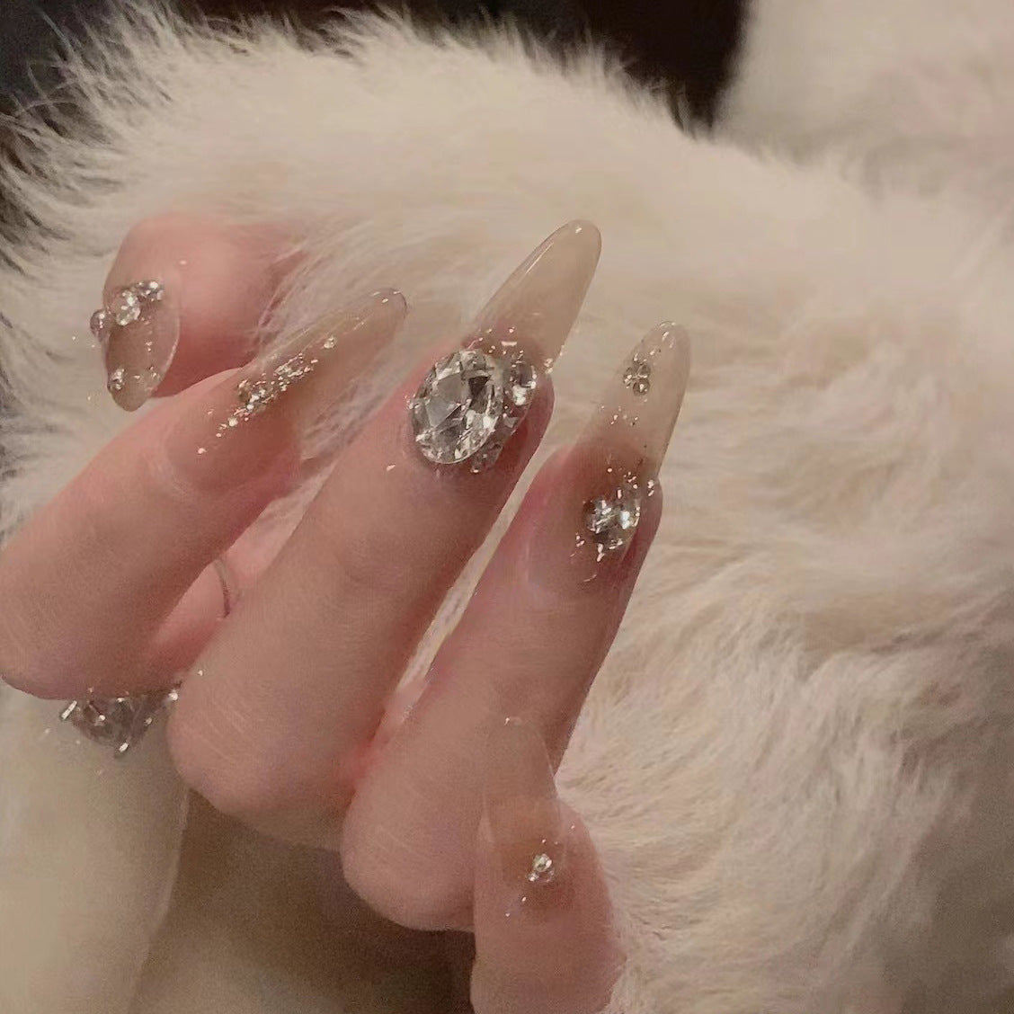 Künstlerisches Edelstein Nageldesign Brehn