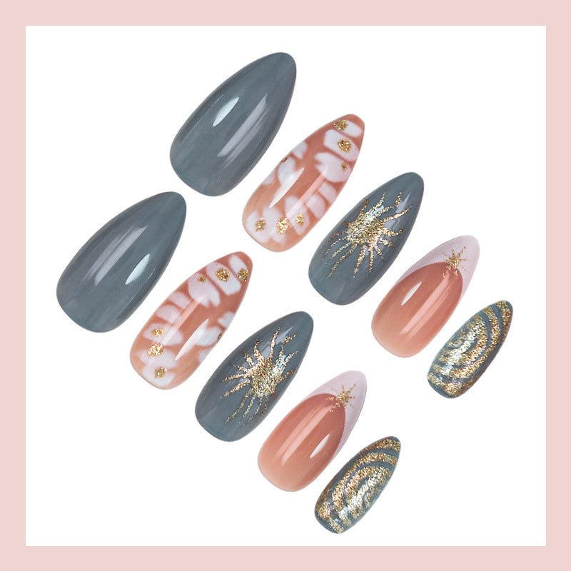Kunstnagelset mit eleganten Goldakzenten und kreativem Design Brehn