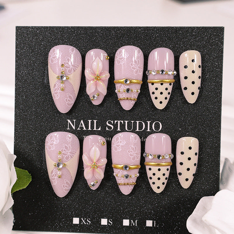 Kunstnagelset mit zarten Blumenmustern und eleganten Akzenten Brehn
