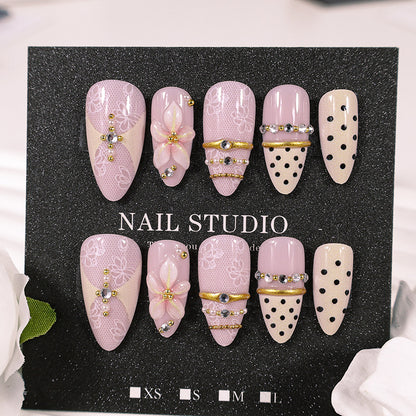 Kunstnagelset mit zarten Blumenmustern und eleganten Akzenten Brehn