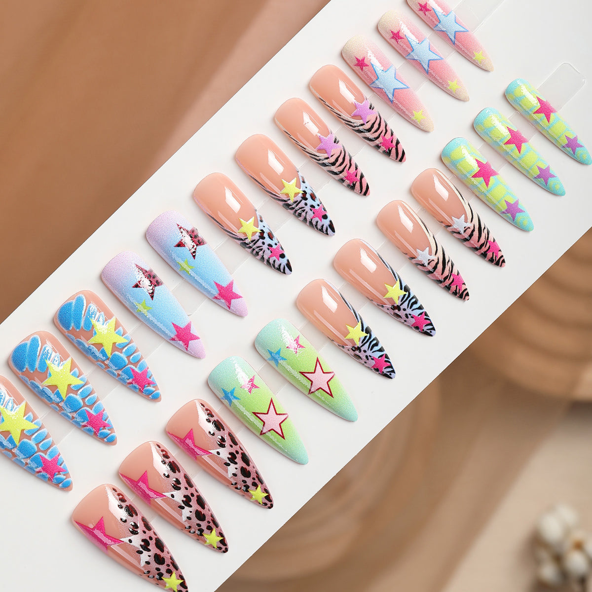 Kreatives Nagelset mit bunten Sternen und Tiermustern Brehn