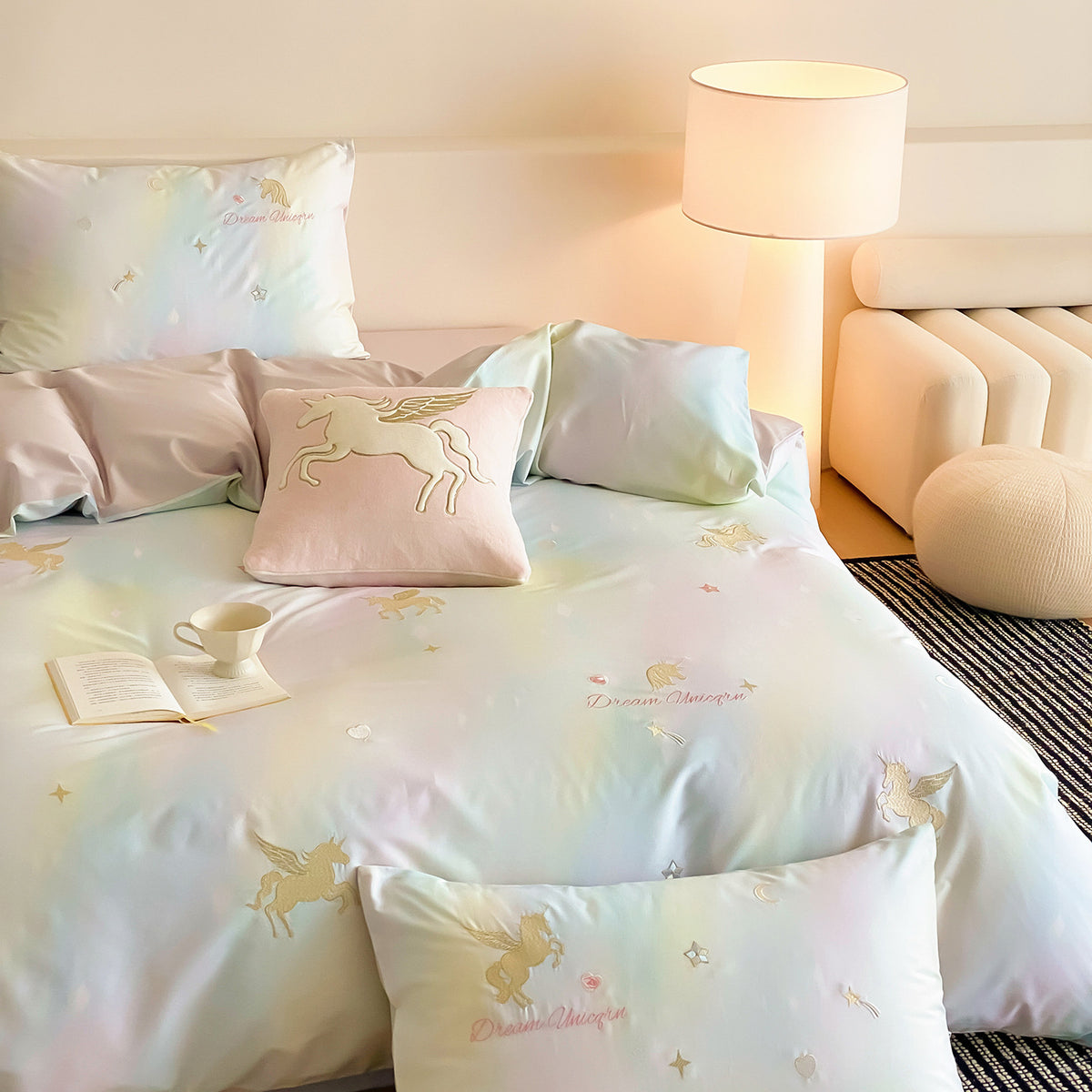 Pastell Ombre Baumwollsatin Einhorn bestickter Bettbezug Set mit Applikation Akzent Kissen