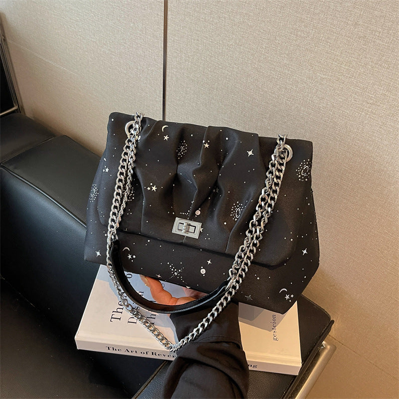 Stylische Handtasche mit Kettenakzenten