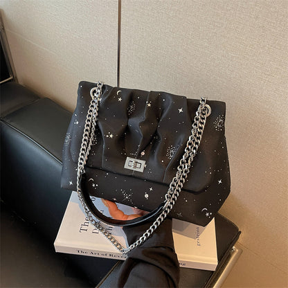 Stylische Handtasche mit Kettenakzenten