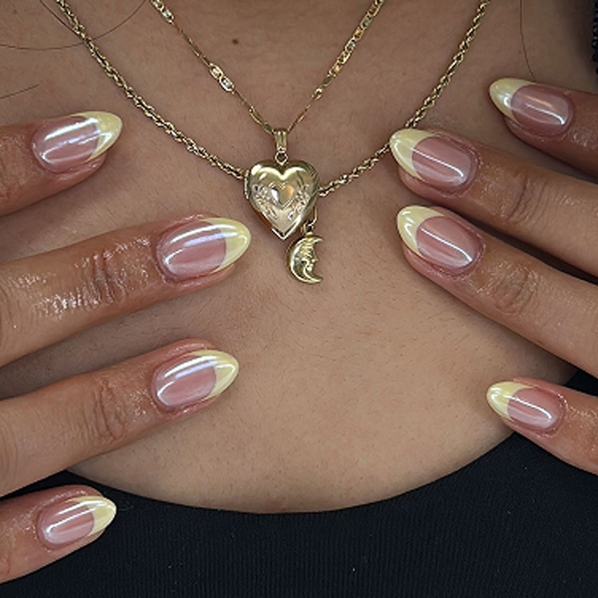 Künstliche Nagelkunst mit verspielten Punkten und Schleifen Brehn