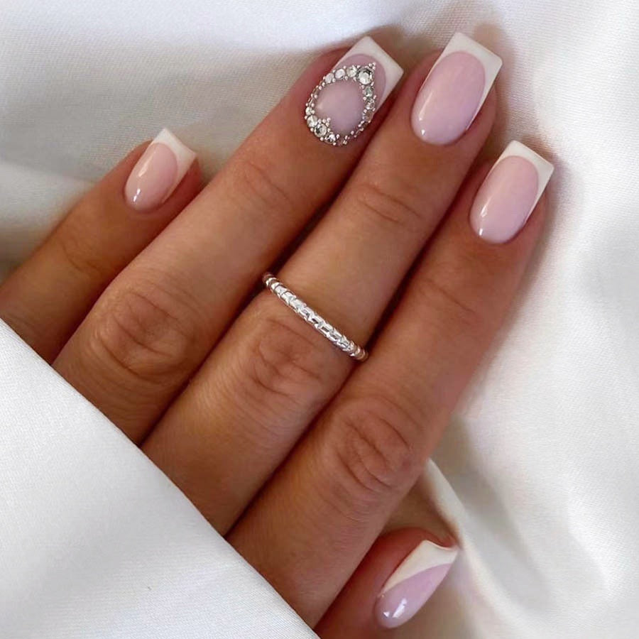Kunstnagelset mit Elegantem French Design und Strassverzierungen Brehn