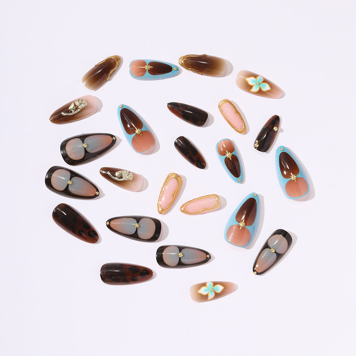 Kunstnagelset mit luxuriösem Gold-Design und floralen Akzenten Brehn