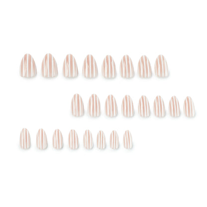 Stilvolle Nailart mit Eleganten Streifenmustern Brehn