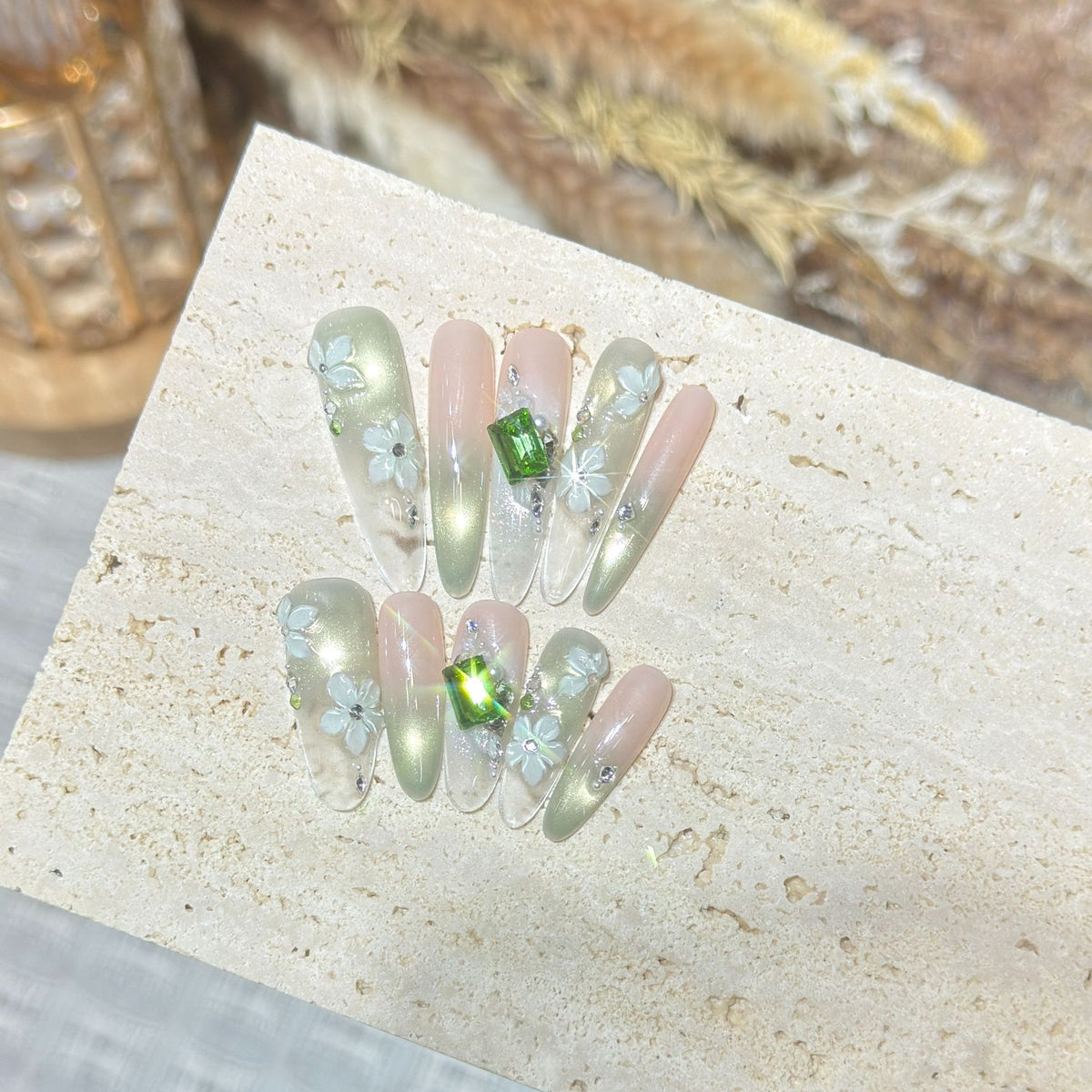 Florales Edelstein Stiletto Nagelset Brehn