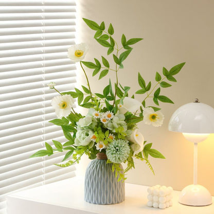 Lebensechte Blumenarrangement mit dekorativer Vase