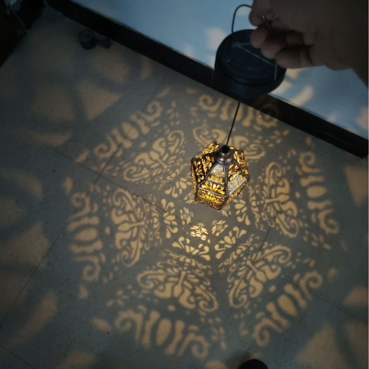 Verschnörkelte marokkanische Metall-Hängelampe mit durchbrochener Cutout-Optik, dekorativer Schattenprojektion und Deckenhalterung Brehn