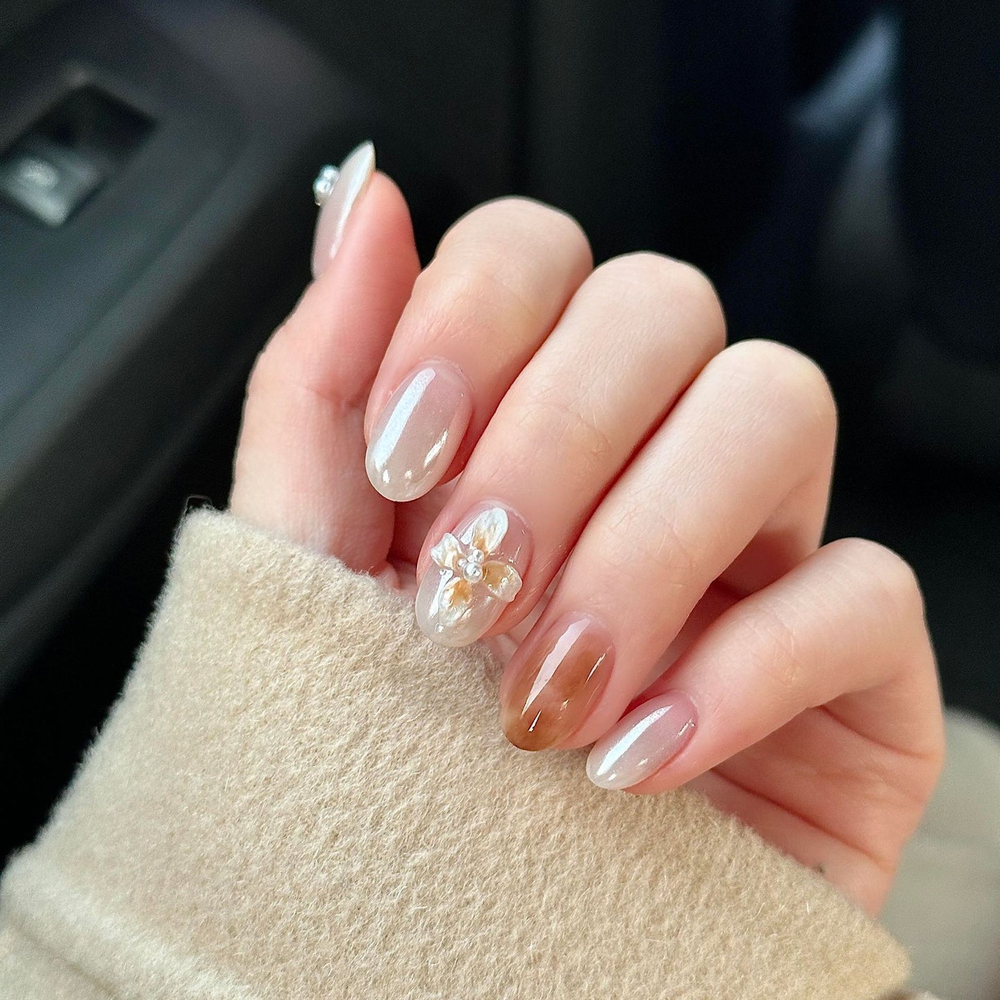 Kunstnägel mit Floralen Details und Glitzer Brehn