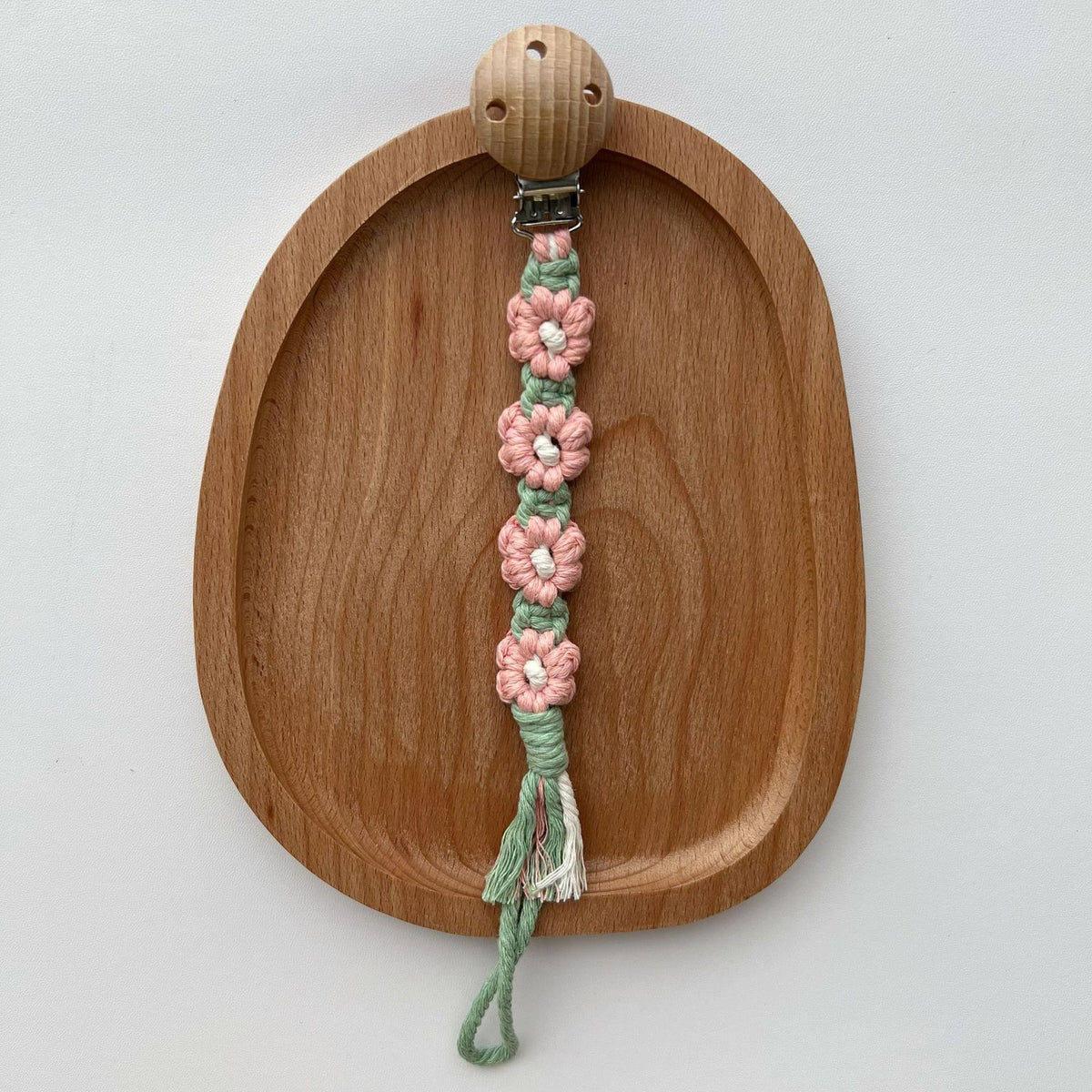 Makramee Blumen Schnullerclip mit Holz-Sicherheitsklammer