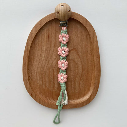 Makramee Blumen Schnullerclip mit Holz-Sicherheitsklammer