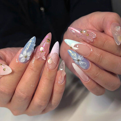 Kunstvolle Stiletto-Nägel mit zarten Blumen- und Glitzerverzierungen Brehn