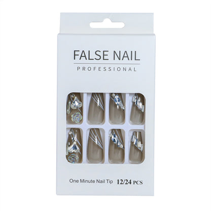 Dekorativer Press-On-Nagelset mit 3D-Akzenten Brehn