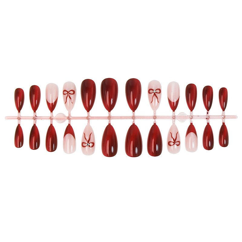 Kunstnagelset mit luxuriösen Ombre-Effekten und filigranen Schleifen Brehn