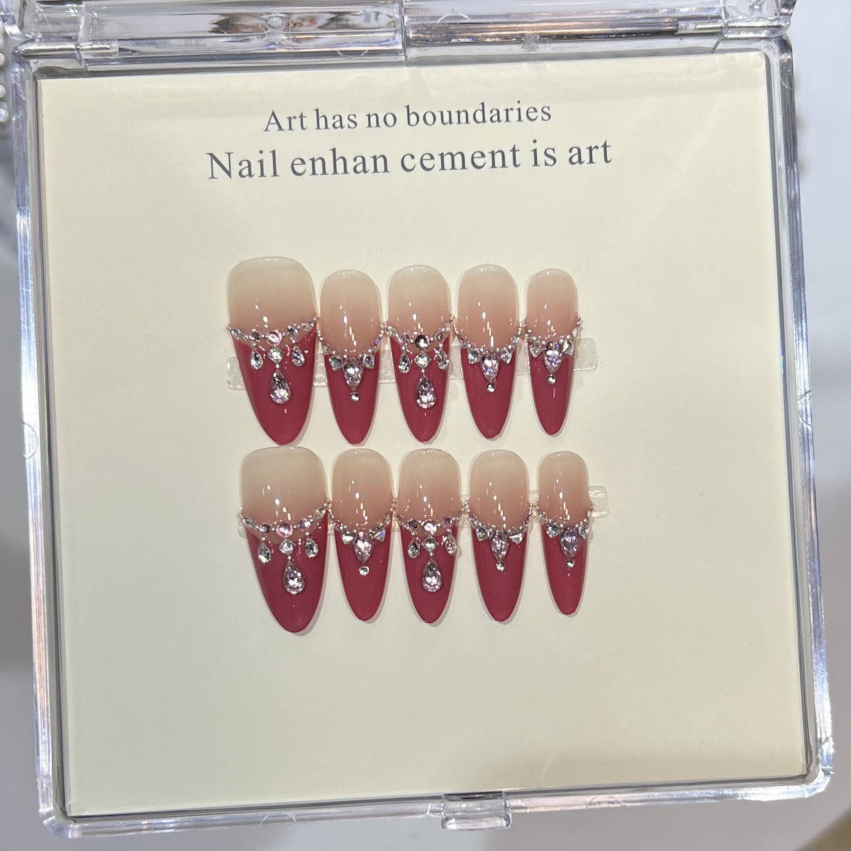 Luxuriöses Press-On Nagelkunst Set mit Strassdetails Brehn