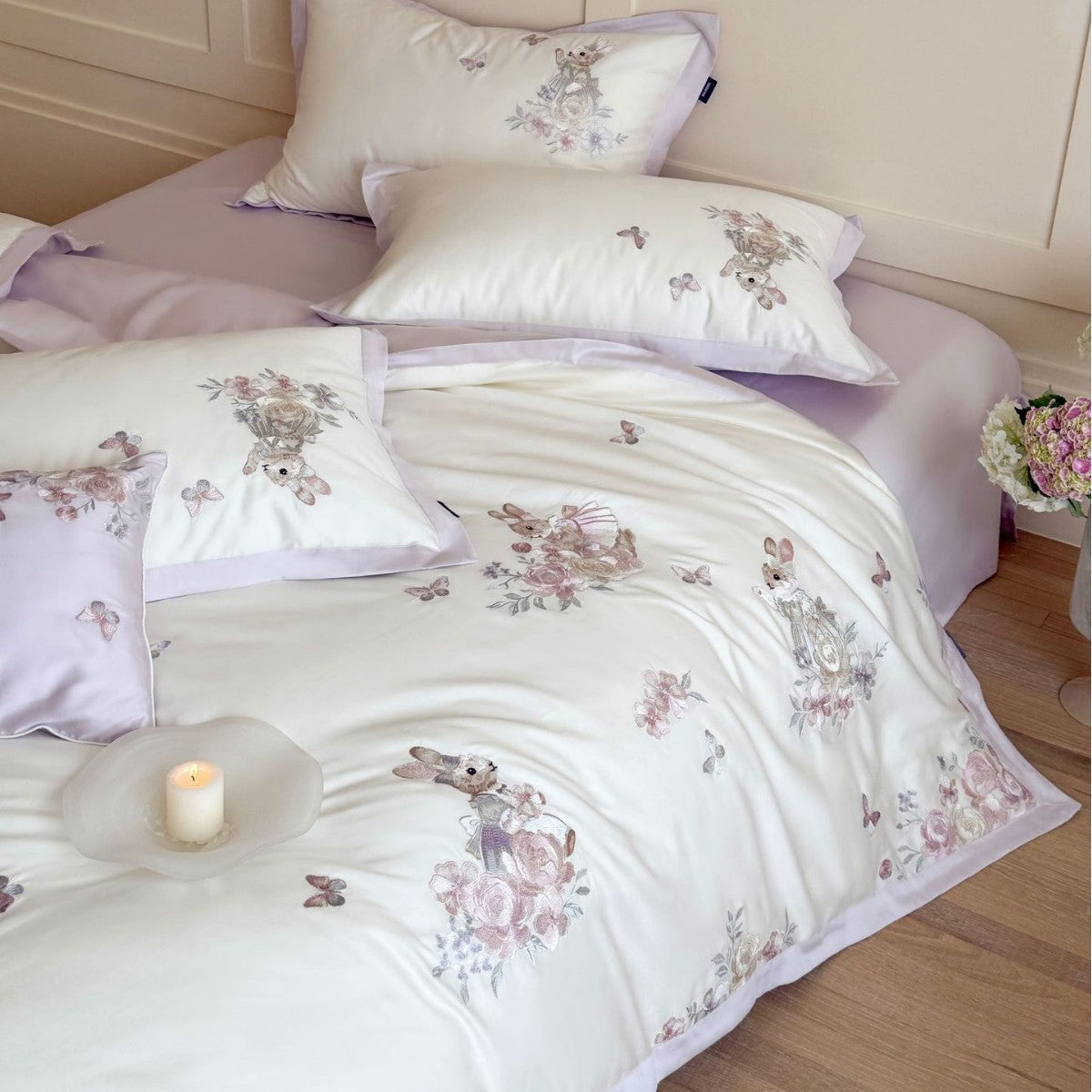Feinbesticktes Bettwäsche-Set mit floralen Motiven und Tierapplikationen