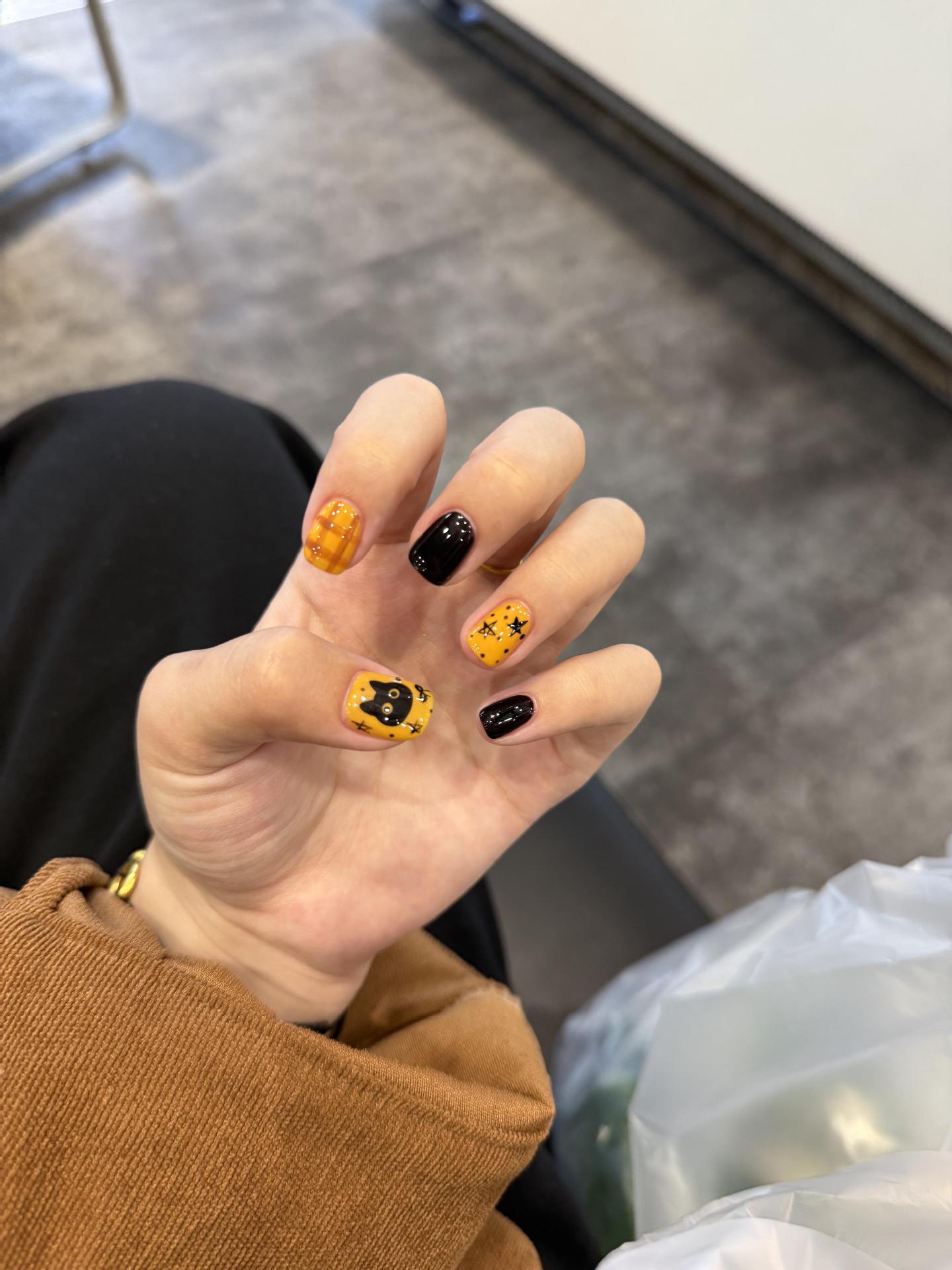 Kreative Nagelkunst mit Halloween-Motiv Brehn
