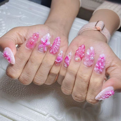 Kunstnagelset mit detailreichen 3D-Blumen und eleganten Akzenten Brehn