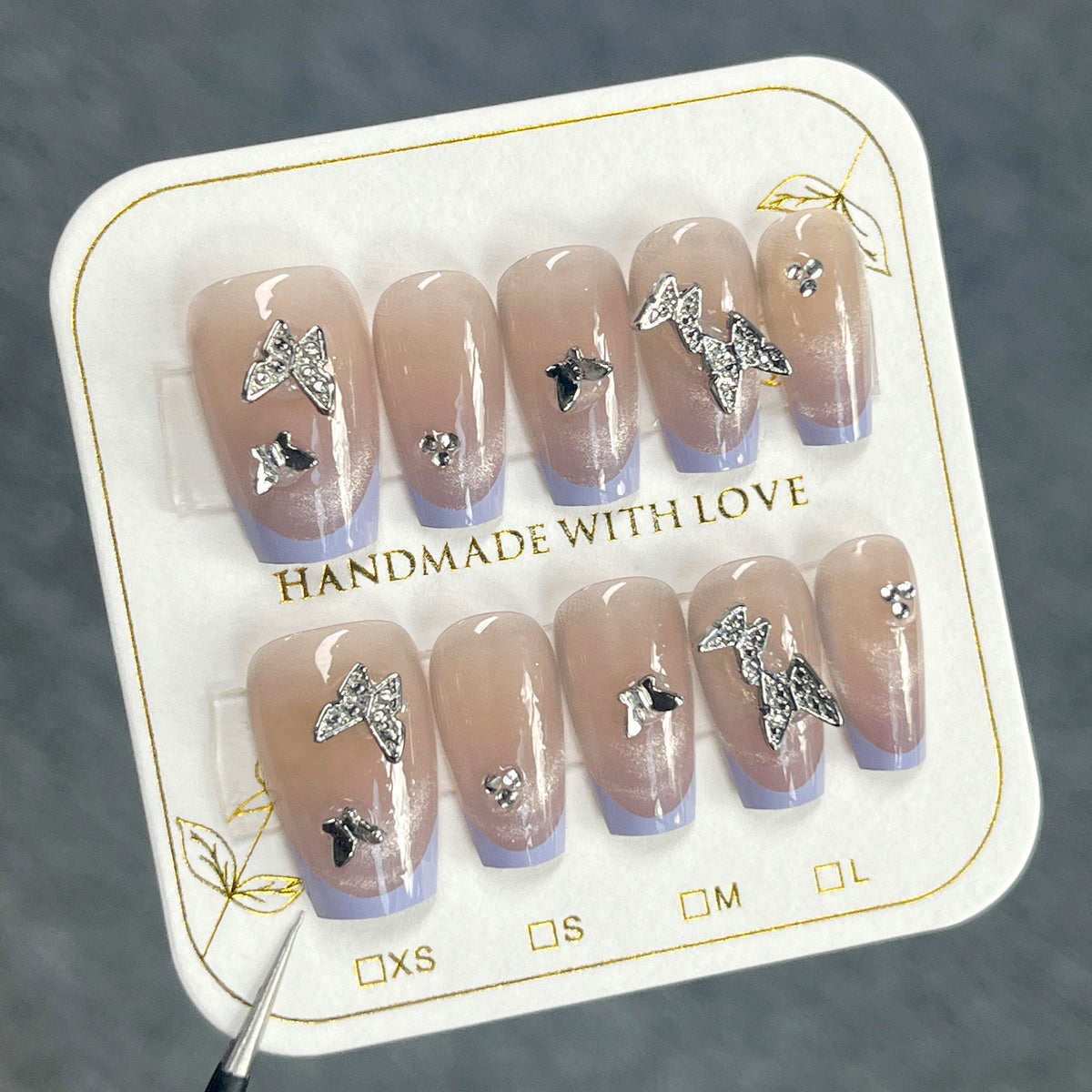 Künstliche Nagelverlängerungen mit Glitzerdesign und edlen Akzenten Brehn