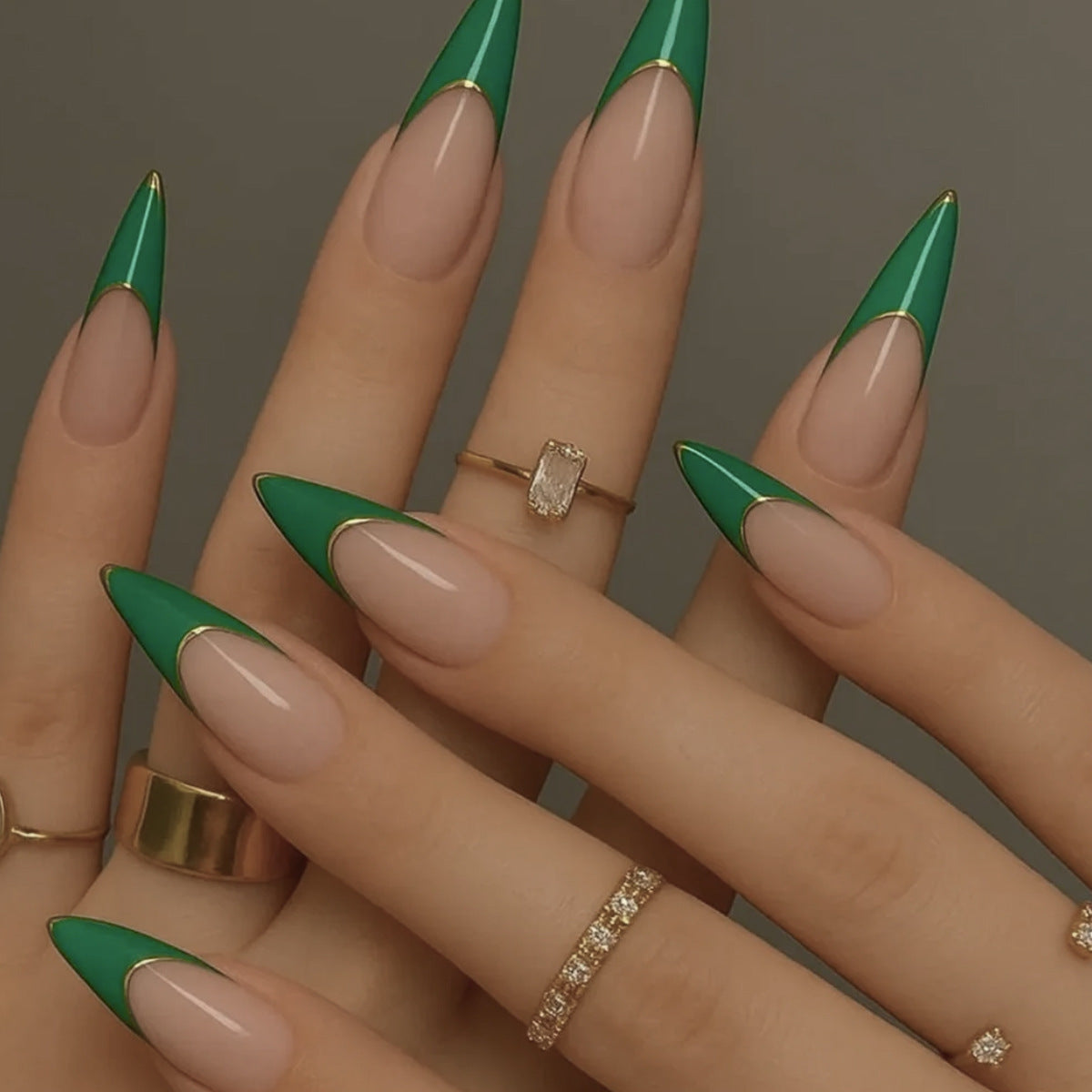 Elegante Stiletto-Nagelerweiterungen Brehn