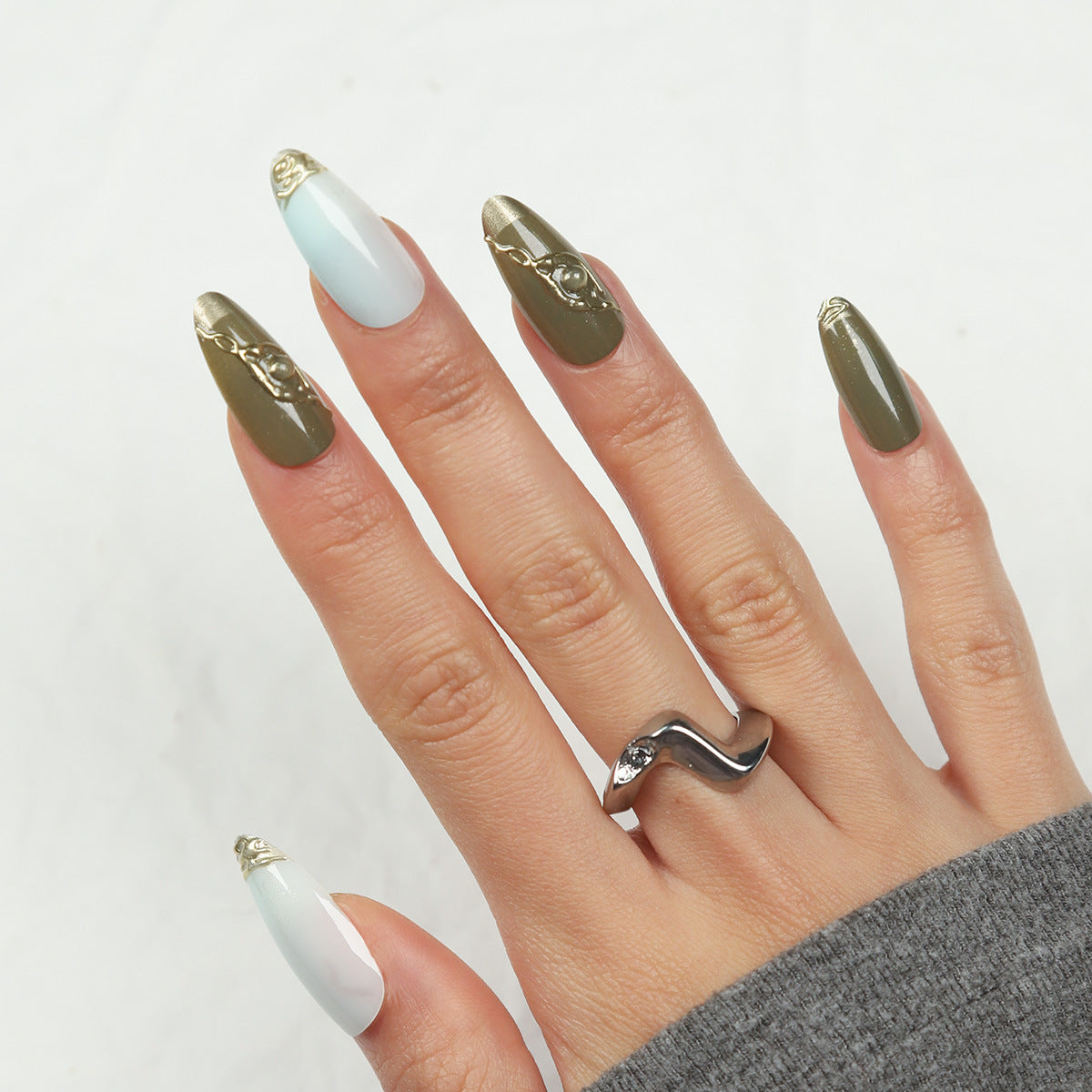 Elegante Stiletto Drucknägel mit goldenen Akzenten Brehn