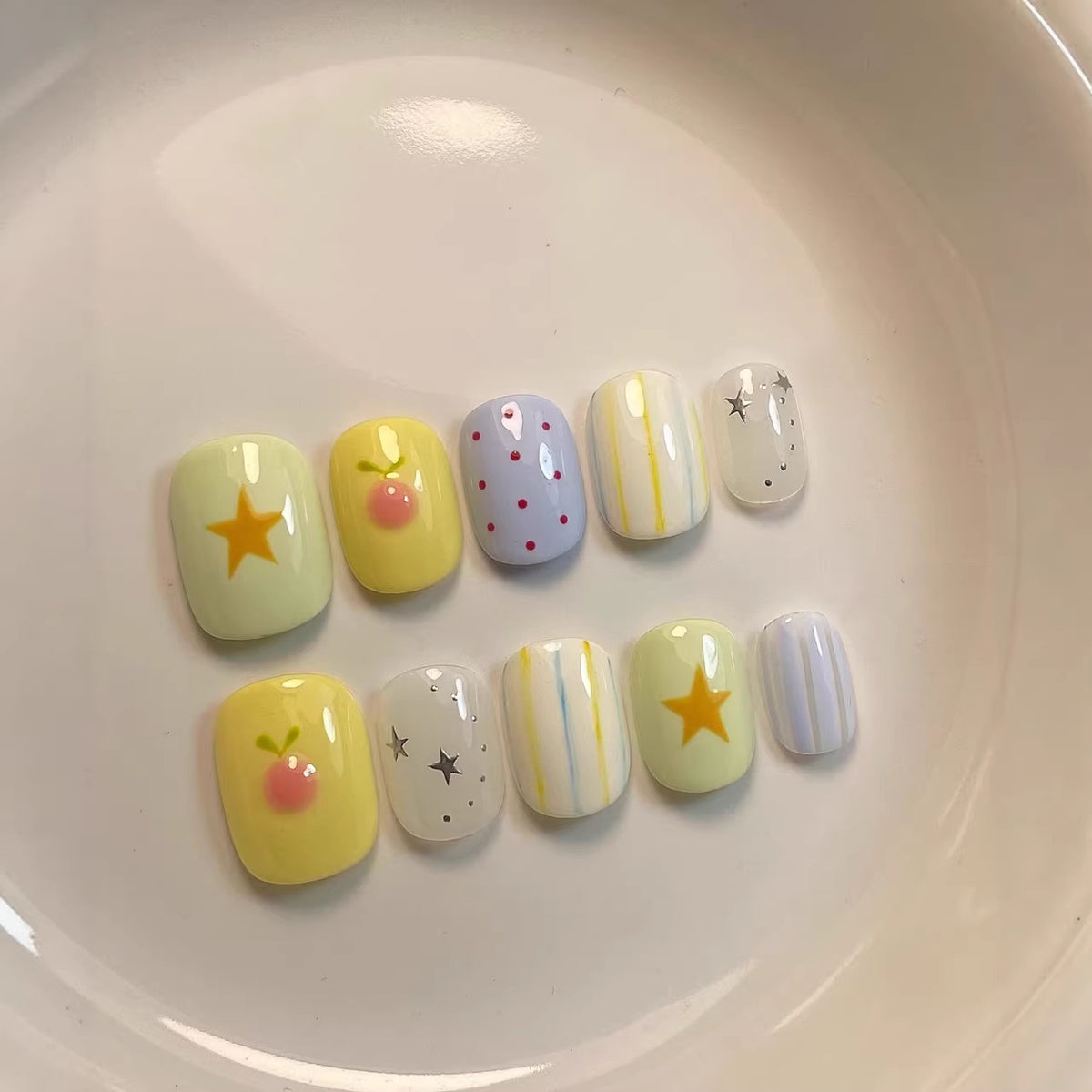Künstlerisches Nagelset mit verspielten Designs