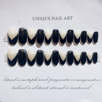 Künstlerisches Press-On-Nageldesign mit geometrischen Mustern