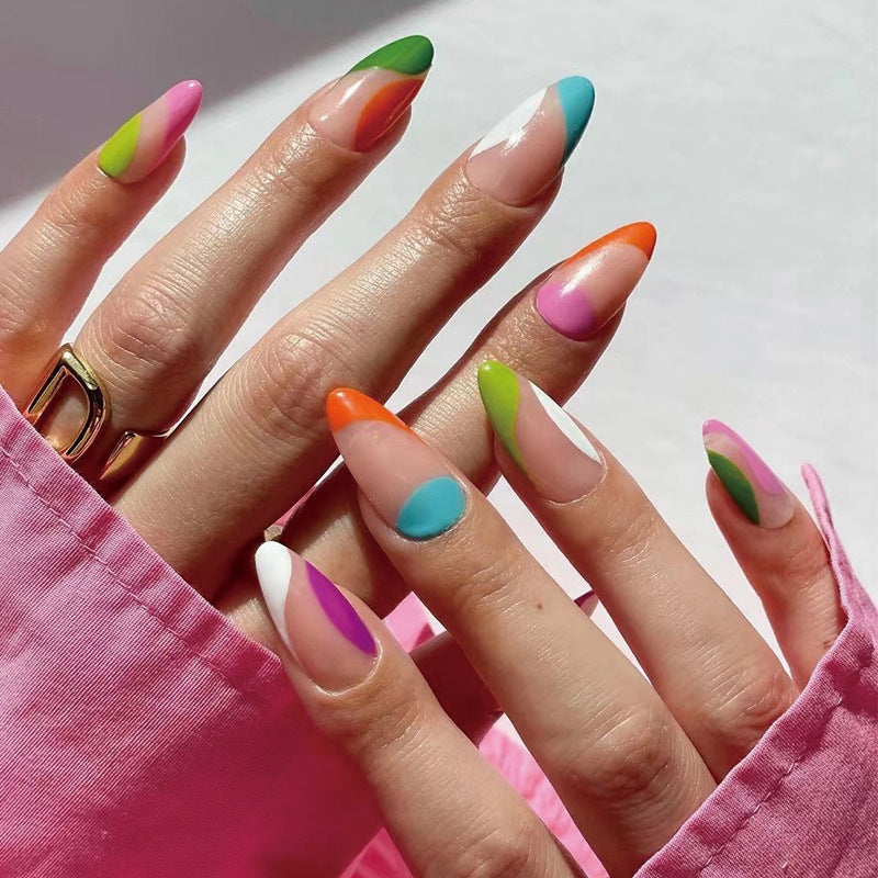 Kunstvolle Nailart mit bunten Akzenten Brehn