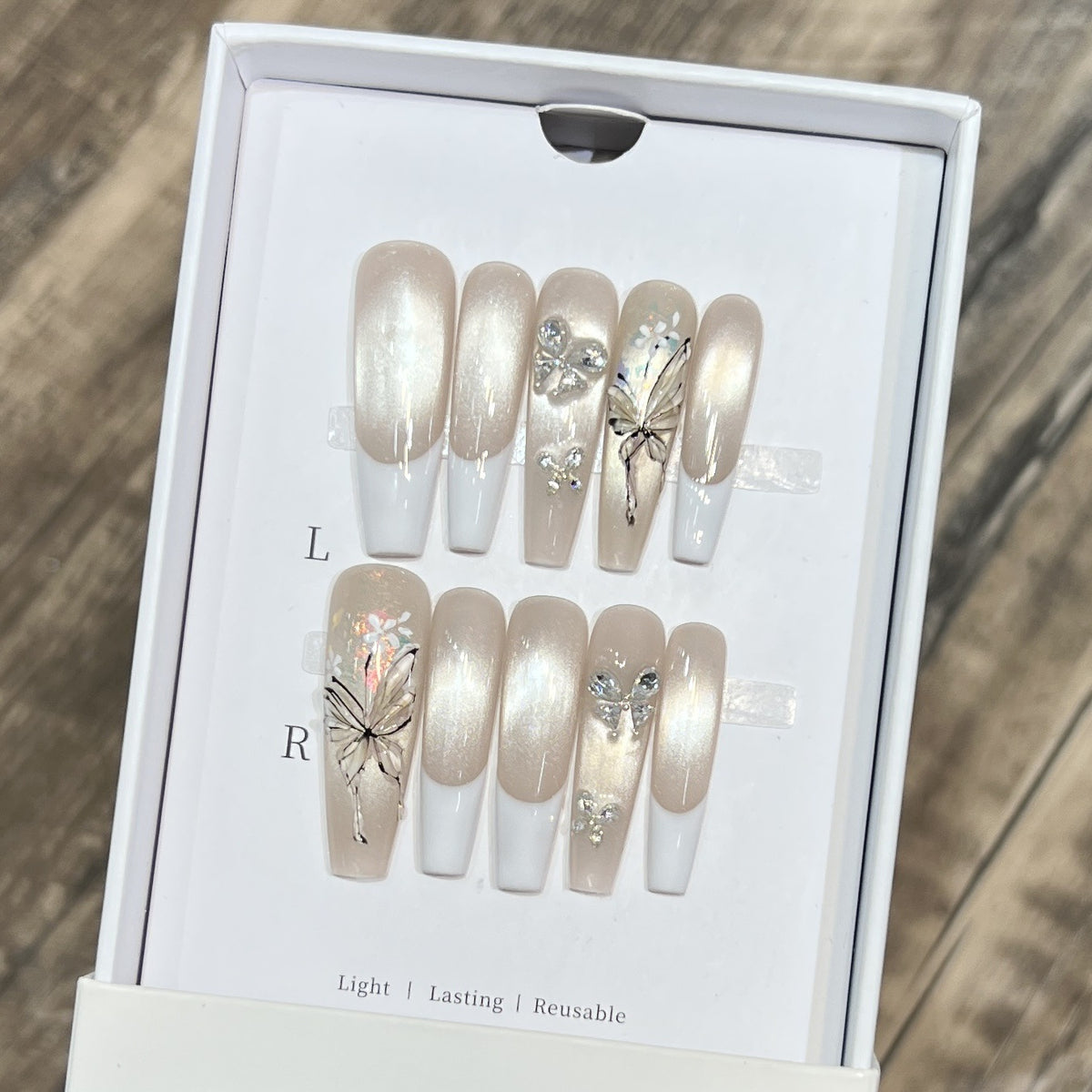 Elegantes Press-On-Nägel-Set mit Schmetterlings- und Juwelenakzenten Brehn