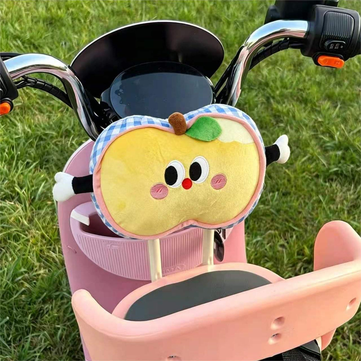 Gepolstertes Kindersitz‑Rückenpolster im Apfel‑Plüschdesign mit seitlichen Armstützen