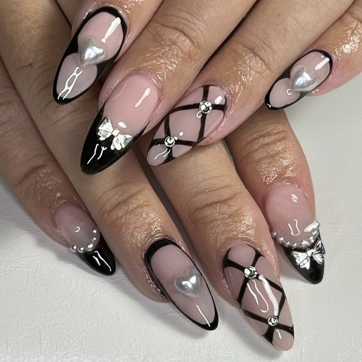 Kunstnagelset mit elegantem, asymmetrischem Design Brehn
