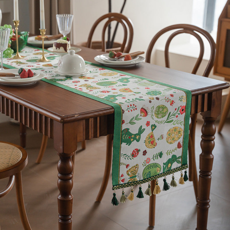Bestickte Tischläufer mit floralem Muster