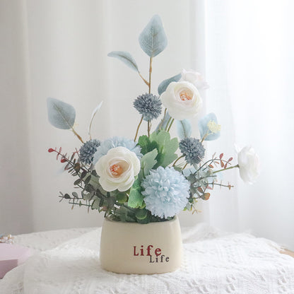 Dekorative Blumenarrangement für Tischdekoration