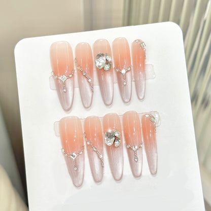 Dekorative Press-On Nägel mit Strass-Akzenten