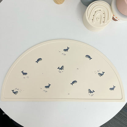 Silicon-Saugmatte mit Wal-Print und erhöhtem Rand